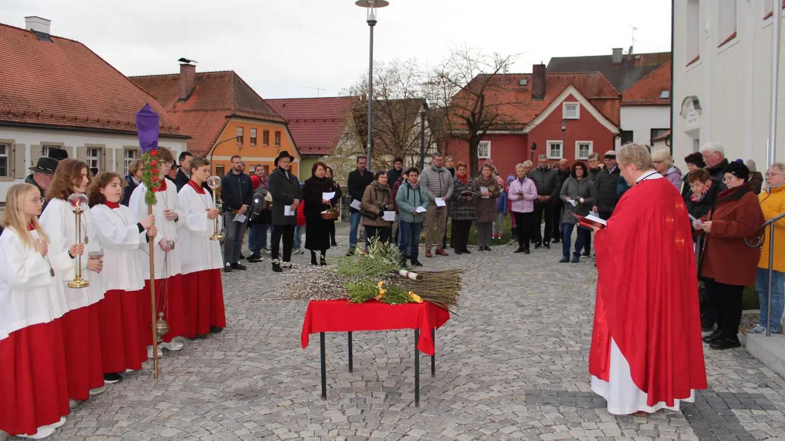 Am Palmsonntag weihte Pfarrer Albert Hölzl Palmzweige, Palmbuschen und Osterkerzen für die Gläubigen.<br> (Bild: Nikolaus Scherr)