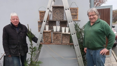 Die alljährliche Herstellung von Fettfutterkästen für die heimische Vogelwelt führten in diesem Jahr Vereinsvorsitzender Horst Paulus (links) und Mitglied Armin Heuberger durch.  (Bild: Rosi Hasenstab)