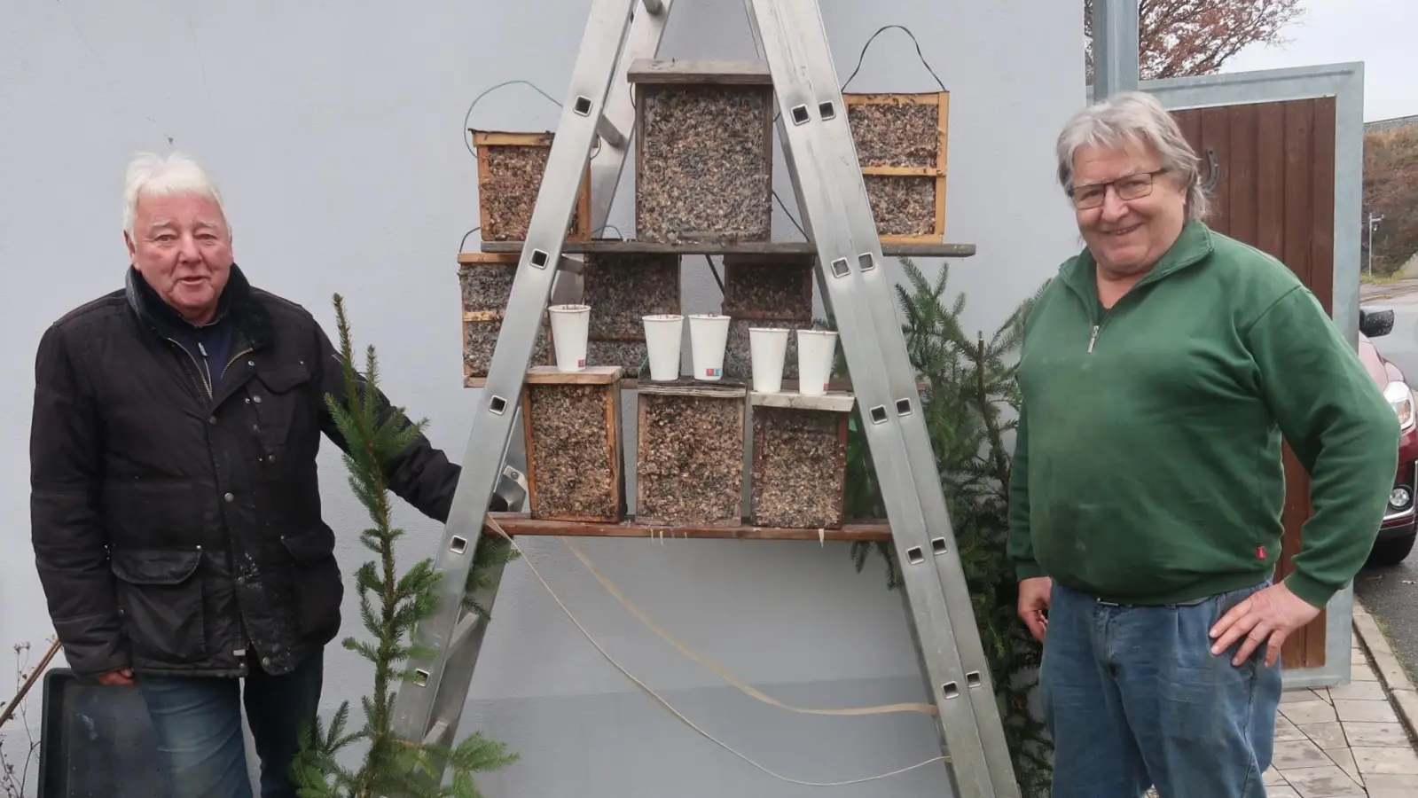 Die alljährliche Herstellung von Fettfutterkästen für die heimische Vogelwelt führten in diesem Jahr Vereinsvorsitzender Horst Paulus (links) und Mitglied Armin Heuberger durch.  (Bild: Rosi Hasenstab)