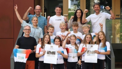 1. Reihe v.l.: Reha Zentrum Weiden, Marie Hägler, Charlotte Pausch, Hanna Simon, Matilda Malzer, Lara Werner<br>2. Reihe: Sportlehrkraft Kristin Buser, Anton Seidl, David Seidl, Christoph Melzner, Felix Kick<br>3. Reihe: Schulleiter Thomas Kreuzer, Cube Store Weiden, Betreuerin Nadja Valea, Sportlehrkraft Marcus Pausch (Bild: Kristin Buser)