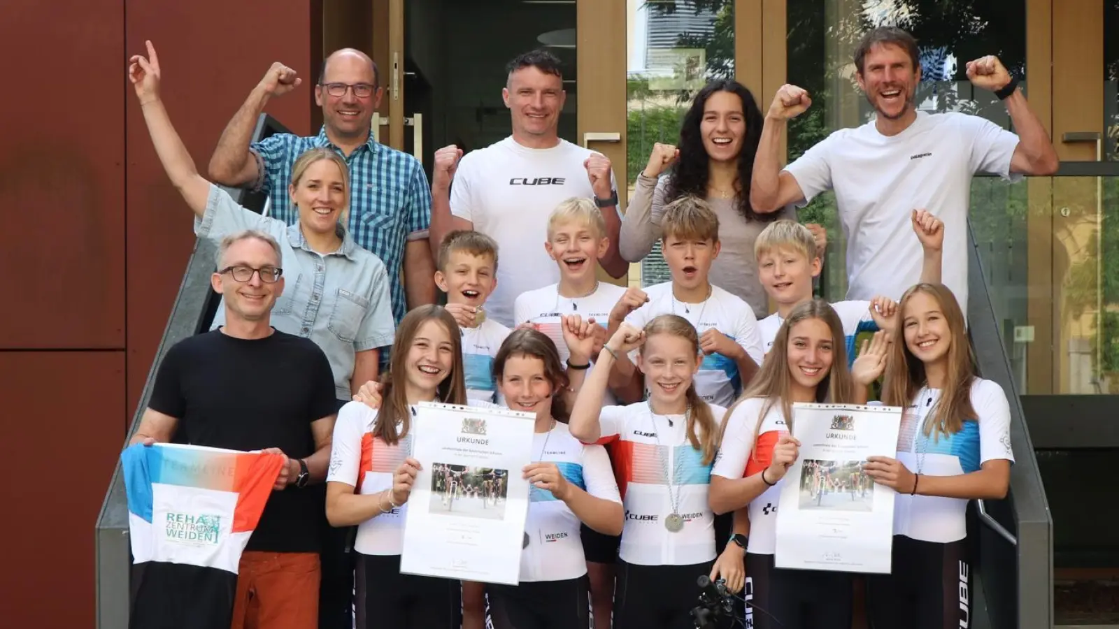 1. Reihe v.l.: Reha Zentrum Weiden, Marie Hägler, Charlotte Pausch, Hanna Simon, Matilda Malzer, Lara Werner<br>2. Reihe: Sportlehrkraft Kristin Buser, Anton Seidl, David Seidl, Christoph Melzner, Felix Kick<br>3. Reihe: Schulleiter Thomas Kreuzer, Cube Store Weiden, Betreuerin Nadja Valea, Sportlehrkraft Marcus Pausch (Bild: Kristin Buser)