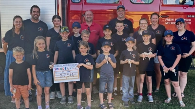 Thomas Mathes (mitte) freut sich über die Spende der Meerbodenreuther Löschzwerge (Bild: Raimund Pamler)