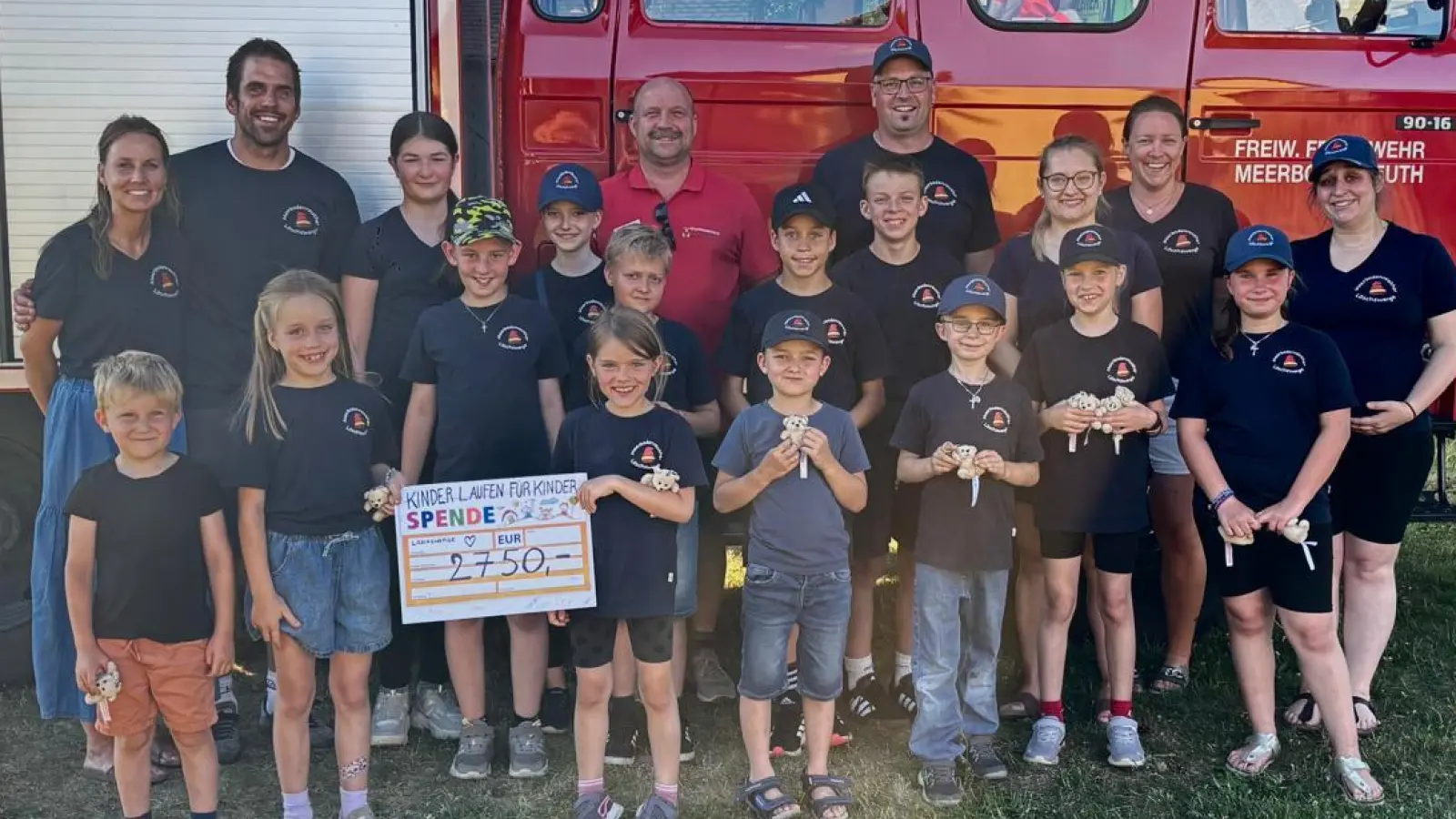 Thomas Mathes (mitte) freut sich über die Spende der Meerbodenreuther Löschzwerge (Bild: Raimund Pamler)