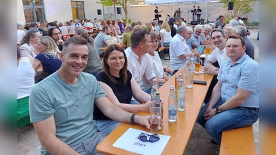 Die Ehemaligen saßen im Innenhof gemäß ihren Abschlussjahrgängen zusammen und genossen die musikalische Unterhaltung der Jugendband „Kurzschluss“ im Hintergrund.  (Bild: Georg Lang)