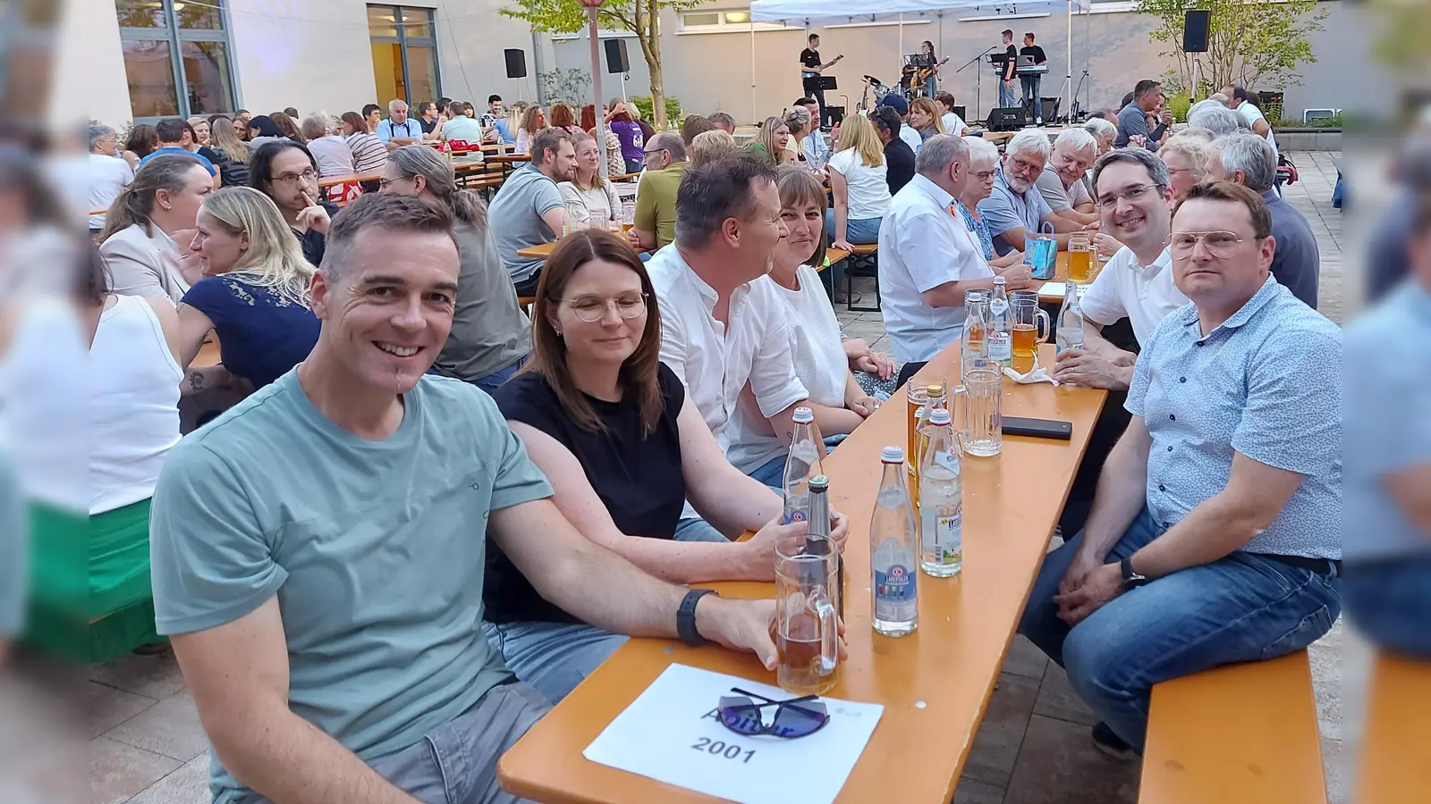 Die Ehemaligen saßen im Innenhof gemäß ihren Abschlussjahrgängen zusammen und genossen die musikalische Unterhaltung der Jugendband „Kurzschluss“ im Hintergrund.  (Bild: Georg Lang)