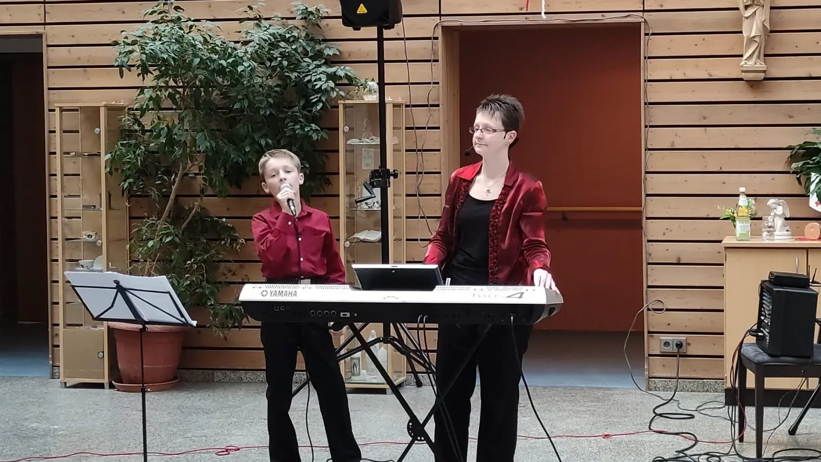 Fabian Wegmann zusammen mit seiner Mutter beim Schlagerkonzert im BRK Seniorenzentrum Kemnath Haus Falkenstein (Bild: Claudia Heier)