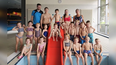 Die Schwimmkursteilnehmer mit ihren Trainern (von links) Johannes Günthner, Noah Koller, Stefanie Mickisch und Karin Kreitmeier. (Bild: Timo Reichl)