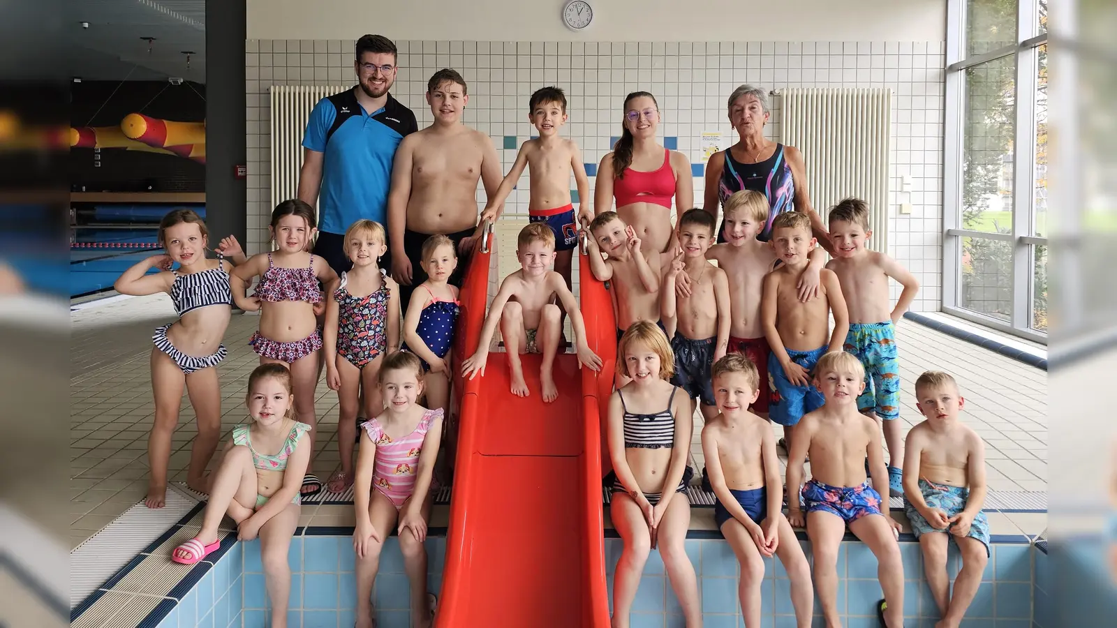 Die Schwimmkursteilnehmer mit ihren Trainern (von links) Johannes Günthner, Noah Koller, Stefanie Mickisch und Karin Kreitmeier. (Bild: Timo Reichl)