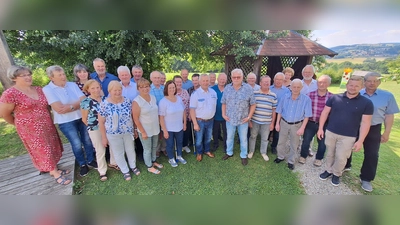 Geehrte der Abschlussjahrgänge 1974 und 1975 mit Vorsitzenden Josef Marzi, 2. v. rechts (Bild: Reinhold Witt)