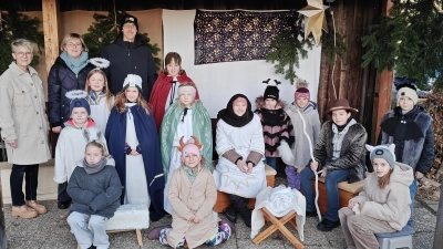 Die Gruppe vor dem Auftritt; hinten links Doris Reiß, rechts daneben Jessica Döllinger und Michael Schmidt (Bild: Markus Renner)