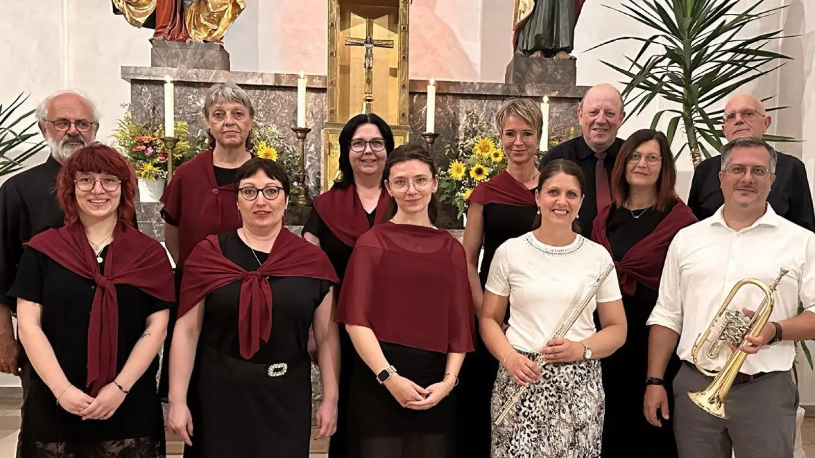 Das Bild zeigt die Chorschola zusammen mit Stefanie und Jürgen Probst (Bild: Michael Koch)