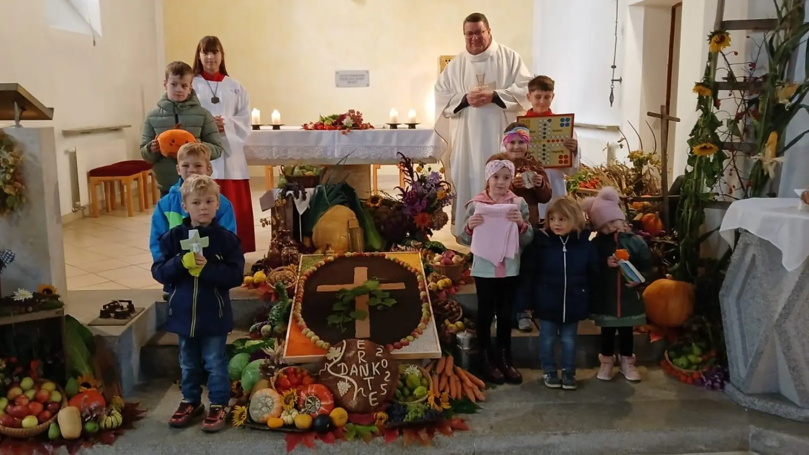 Bei der Feier des Erntedankfestes in der Filialkirche in Tröbes erinnerten Kinder die Gläubigen an viele Gründe, wofür man Tag für Tag dankbar sein darf. (Bild: Bernhard Rom)