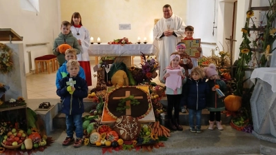 Bei der Feier des Erntedankfestes in der Filialkirche in Tröbes erinnerten Kinder die Gläubigen an viele Gründe, wofür man Tag für Tag dankbar sein darf. (Bild: Bernhard Rom)