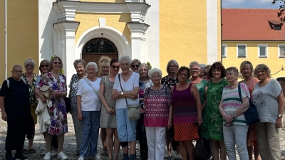 Die Teilnehmerinnen und Teilnehmer des KDFB St. Elisabeth Weiden vor der Wallfahrtskirche auf dem Miesberg in Schwarzenfeld. Nach einer Kirchenführung und einer gemeinsamen Andacht überreichte die Gruppe eine Spende von 50 Euro und ließ den Ausflug anschließend bei einer Einkehr in den Miesbergstuben ausklingen. (Bild: Angelika Raithel-Stich)
