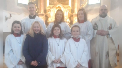 Vorne von links: Luzia Karl, Elena Reis, Luisa Raß, Anna Karl<br>Hinten von links: Fabian Schmid, Lorena Kreiner, Lilly Zimmermann, Pfarrer Hans Spitzhirn (Bild: Betty Schmittner)