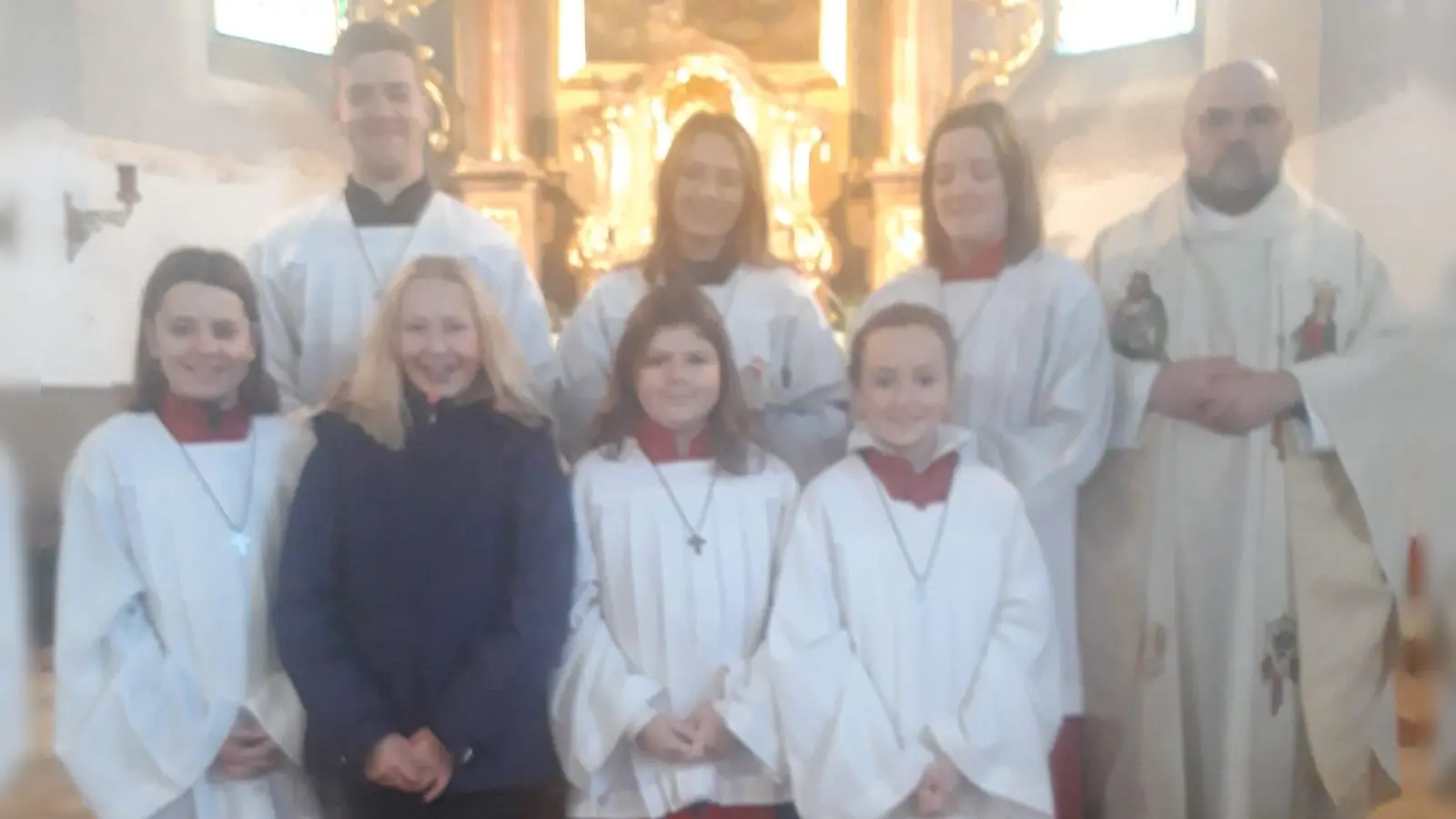 Vorne von links: Luzia Karl, Elena Reis, Luisa Raß, Anna Karl<br>Hinten von links: Fabian Schmid, Lorena Kreiner, Lilly Zimmermann, Pfarrer Hans Spitzhirn (Bild: Betty Schmittner)