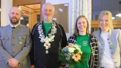 Hier die aktiven Pittersberger Schützen, die den Verein in 2006 sicher wieder gut repräsentieren. Von links: 1.Schützenmeister Andreas Hammer und zugleich 1.Ritter, Schützenkönig Eduard Helldörfer, die Schützenliesl Lisa Raß und Gaby Beer als Schriftführerin und zugleich 2.Ritterin. <br>Und der Vereinsmeister 2026 (darauf sei hingewiesen, weil nicht auf dem Bild) wurde mit 362 Ringen Patrick Raß sowie sein Vater Herbert Raß bei aufgelegtem Gewehr (aufgrund Alter von 60 Jahren) mit 302 Ringen. Großen Applaus folgte. (Bild: Michael Götz)