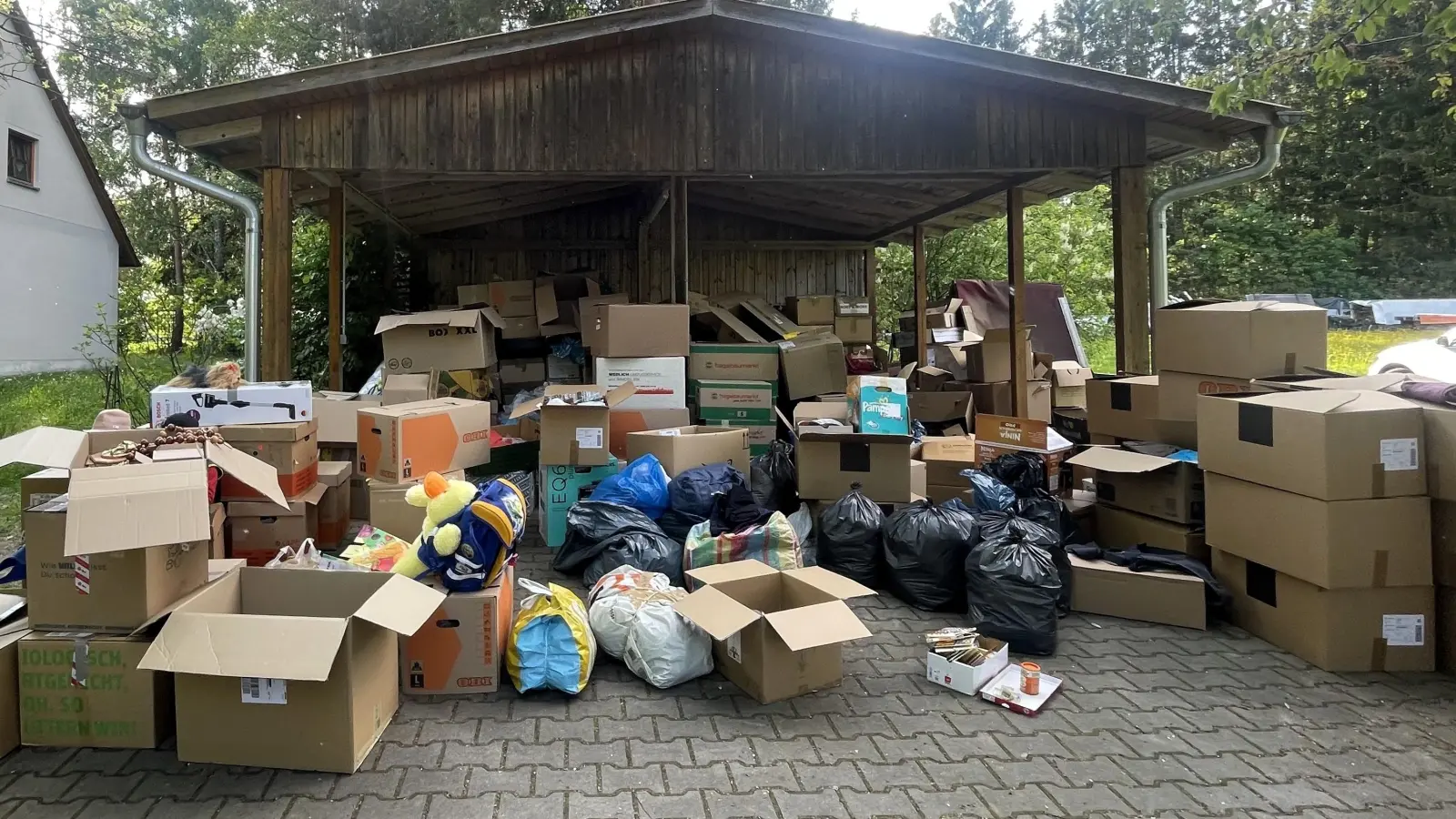 Alle Annahmestellen, wie hier in Kirchenthumbach bei Hans Karl, wurden gut angenommen. Die Hilfsorganisation dankt allen Spendern für ihre Bereitschaft. (Bild: Hans Karl)