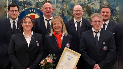 Die Wasserwacht Vilseck-Sorghof ehrt und verabschiedet Maria Honig (Mitte). Sie wird aufgrund ihrer jahrzehntelangen Verdienste als Jugendleiterin zum Ehrenmitglied ernannt. Ausgeschieden sind außerdem der langjährige Vorsitzende Franz Kurz (Dritter von links) und Technischer Leiter Anton Wiesnet (rechts vorne). (Bild: Rosi Hasenstab)