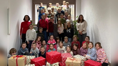 Foto Pakete der Dr.-von-Ringseis-Grundschule für die Teilnahme bei der Aktion „Johanniter-Weihnachtstrucker”. (Bild: Laura Brandl)