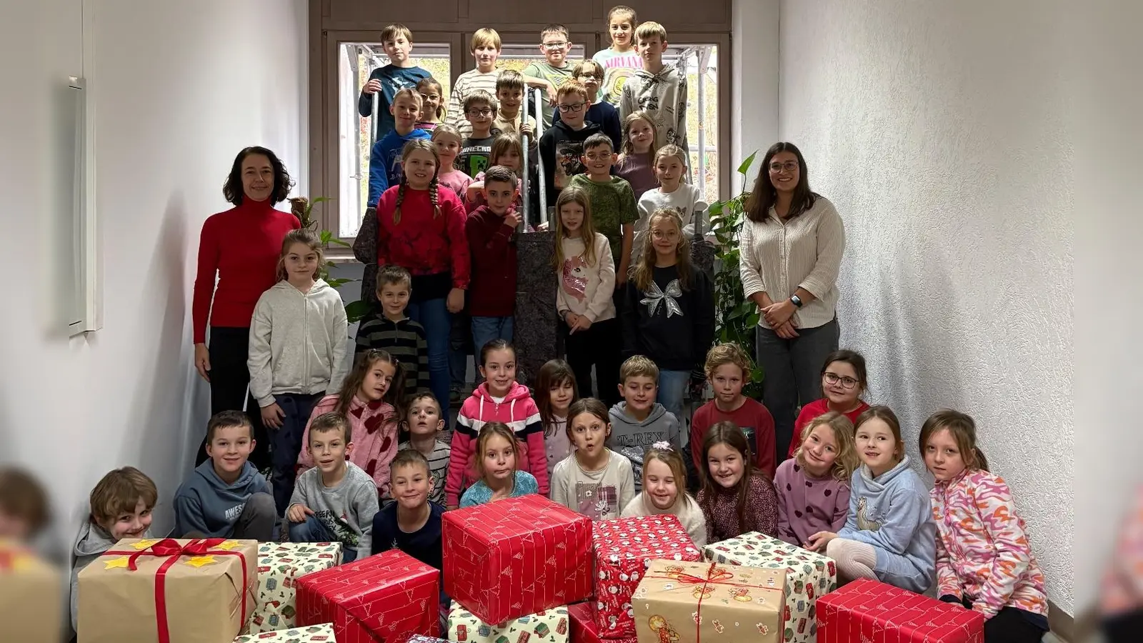 Foto Pakete der Dr.-von-Ringseis-Grundschule für die Teilnahme bei der Aktion „Johanniter-Weihnachtstrucker”. (Bild: Laura Brandl)