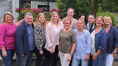 Neues Vorstandsteam v. li. Hinten: Kerstin Aufschneider (stellvertretende Diözesanvorsitzende) Pfarrer Matthias Nowothny, Tanja Betz, Nadine Zeitler, Viktoria Mark, Susanne Zimmermann, Silke Lang v. links, vorne: Gabi Zeitler, Birgit Wittmann, Brigitte Rosenberger, Martha Bauer (Diözesanvorsitzende) (Bild: Waltraud Walter)