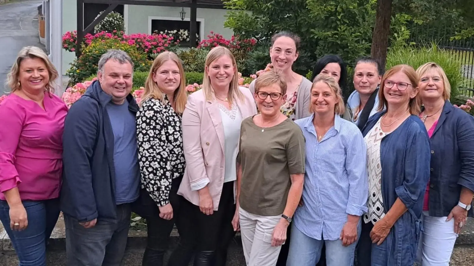 Neues Vorstandsteam v. li. Hinten: Kerstin Aufschneider (stellvertretende Diözesanvorsitzende) Pfarrer Matthias Nowothny, Tanja Betz, Nadine Zeitler, Viktoria Mark, Susanne Zimmermann, Silke Lang v. links, vorne: Gabi Zeitler, Birgit Wittmann, Brigitte Rosenberger, Martha Bauer (Diözesanvorsitzende) (Bild: Waltraud Walter)