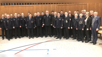 Höhepunkt der Kreisfeuerwehrversammlung in Fuchsmühl, mit vielen Führungskräften, waren die Ehrungen im Namen des Kreisfeuerwehr- und des bayerischen Landesverbandes.  (Bild: Werner Robl )