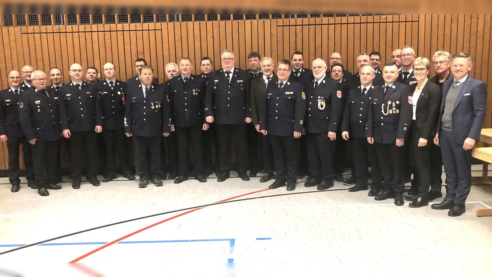 Höhepunkt der Kreisfeuerwehrversammlung in Fuchsmühl, mit vielen Führungskräften, waren die Ehrungen im Namen des Kreisfeuerwehr- und des bayerischen Landesverbandes.  (Bild: Werner Robl )