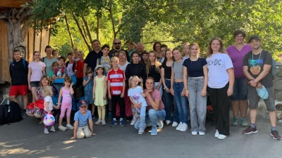 Nach dem erlebnisreichen Tag fanden sich die Teilnehmenden mit Organisationsleiter Helmut Zeitler (hinten 8. v.l.) zu einem Gruppenfoto zusammen (Bild: Ulla Rothenaichner)