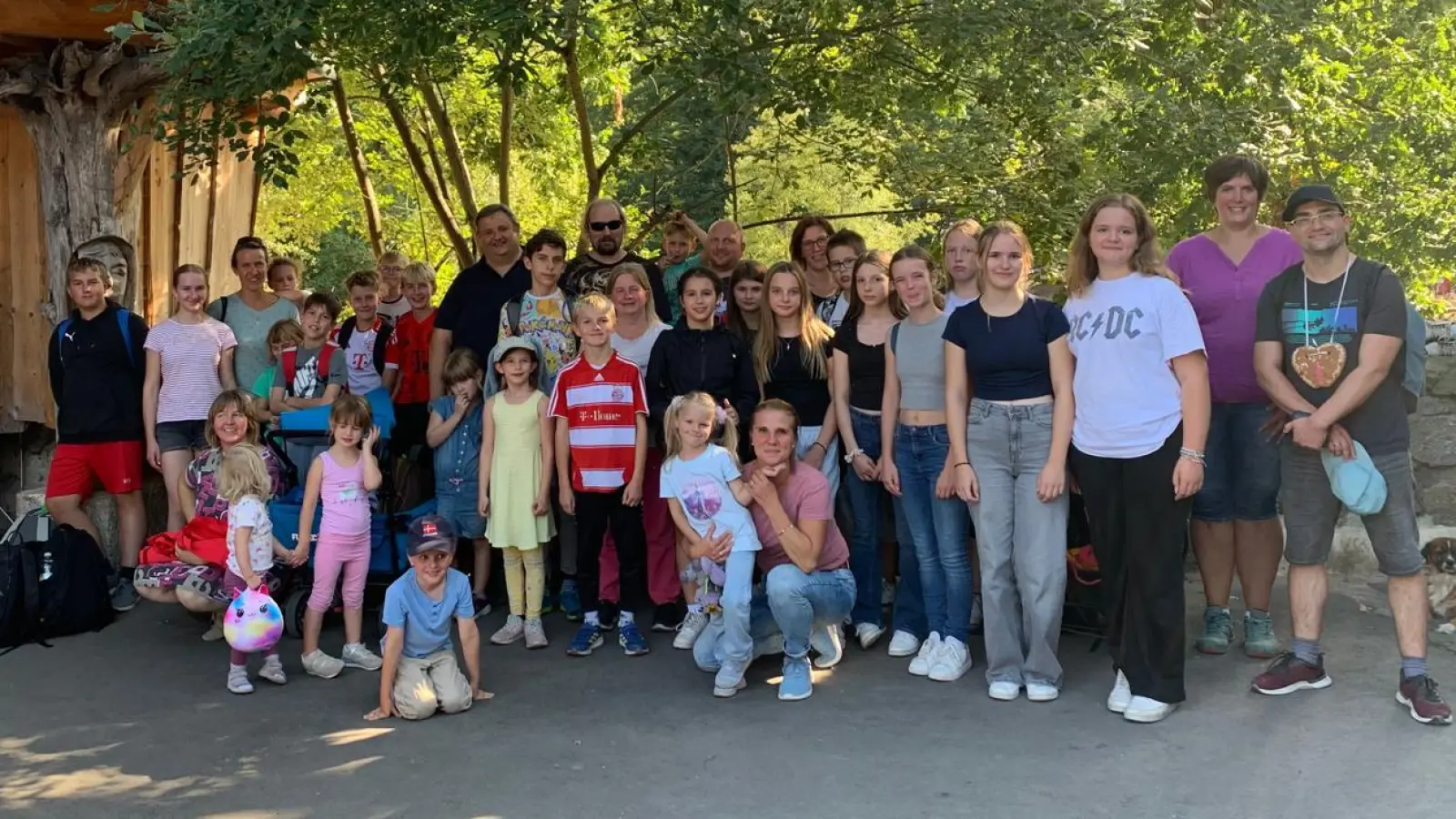 Nach dem erlebnisreichen Tag fanden sich die Teilnehmenden mit Organisationsleiter Helmut Zeitler (hinten 8. v.l.) zu einem Gruppenfoto zusammen (Bild: Ulla Rothenaichner)