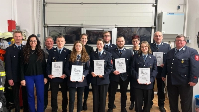 Von links: Stellvertretender Vorstand Jonas Greger, Bürgermeisterin Margit Bayer, Arnold Köllner, Marek Woitusch, Hannah Hellerl, Julia Illing, Theresa Hellerl, Gabriel Kastner, Dominik Gleißner, Christine Weidmann, Luisa Hellerl, Martin Woitusch, Vorstand Reinhard Kastner. (Bild: Christoph Kastner)