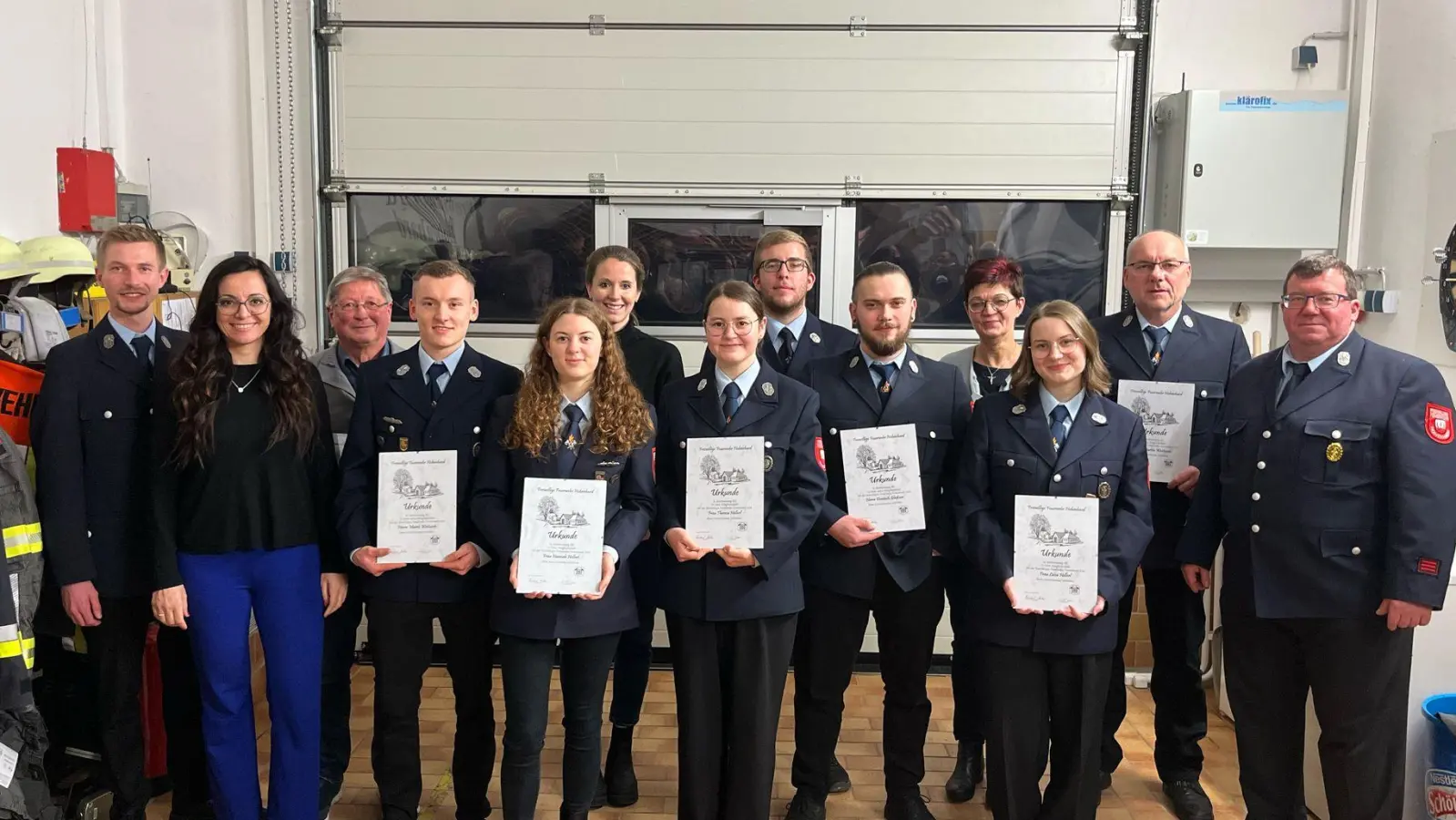 Von links: Stellvertretender Vorstand Jonas Greger, Bürgermeisterin Margit Bayer, Arnold Köllner, Marek Woitusch, Hannah Hellerl, Julia Illing, Theresa Hellerl, Gabriel Kastner, Dominik Gleißner, Christine Weidmann, Luisa Hellerl, Martin Woitusch, Vorstand Reinhard Kastner. (Bild: Christoph Kastner)