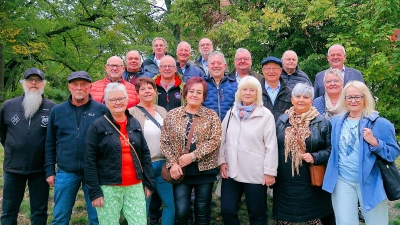 Ein Klassentreffen hatten die Friedenfelser Geburtsjahrgänge 1959/60 organisiert. Zum Auftakt stellten sich die einstigen Schüler und Schülerinnen zu einem Erinnerungsbild. (Bild: Bernhard Schultes)