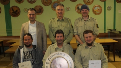 Die neuen Schützenkönige: v.v.li. Alexander Fischer, Richard Philbert, Sascha Plannerer<br>hi.v.li. Bürgermeister Wolfgang Söllner, stellvertretender Vorsitzender Hubert Putzer, Sebastian Müller. (Bild: Josef Söllner)