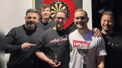 Im Finale der Stadtmeisterschaften im Dart setzte sich Kilian Reger gegen Nicki Engel durch.  (Bild: Tim Aichinger)