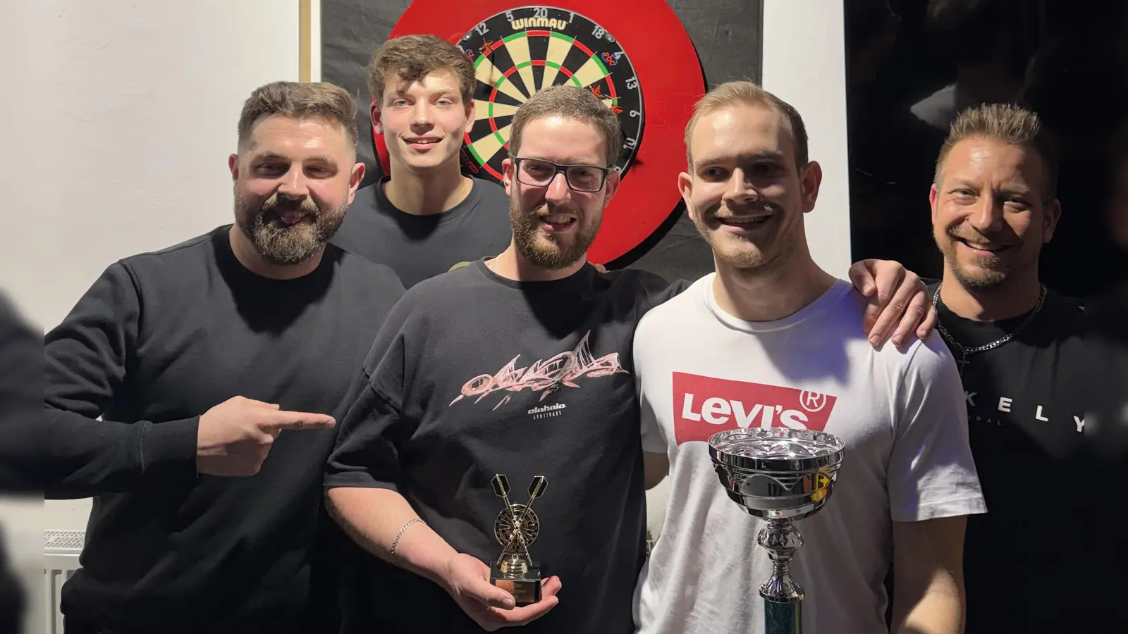 Im Finale der Stadtmeisterschaften im Dart setzte sich Kilian Reger gegen Nicki Engel durch.  (Bild: Tim Aichinger)