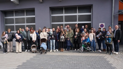 Bürgermeister Hans Ram (rechts) übergab das Baby-Begrüßungsgeld an die Eltern (Bild: Lothar Trager)