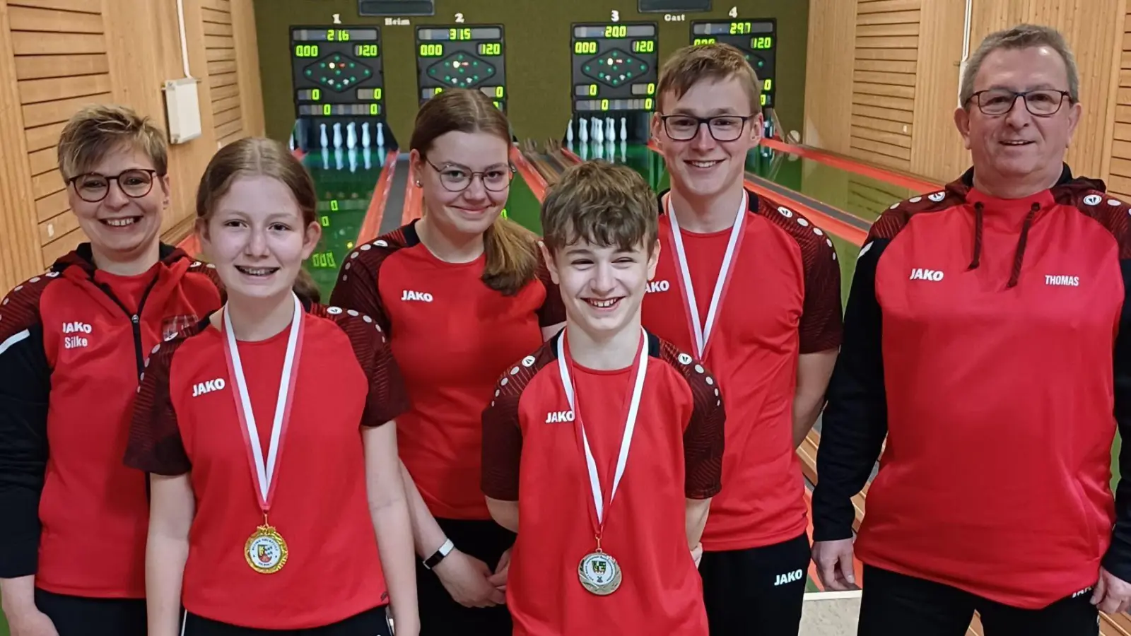 Sportwart Thomas Hacker (re) gratuliert mit (v.l.) Jugendbeteuerin Silke Menzel den Jugendkeglerinnen Lisa-Marie Merold und Julia Reinl und den Jugendkeglern Niklas Menzel und Patrick Hölzl zu ihren Erfolgen bei der Bezirks- und Bayerischen Meisterschaft. (Bild: Karl Ziegler)
