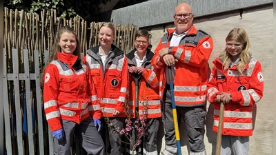 Baumpflanzchallenge erledigt: Melanie Reindl, Simone Schultes, Carina Albert, Christian Stahl und Nina Stahl (von links) der Bereitschaft Erbendorf im BRK pflanzten zusammen mit Bereitschaftsleiter Sven Lehner ein Plattpfirsich-Bäumchen in der Tagespflege d'Stawoldstubn. (Bild: Sven Lehner)