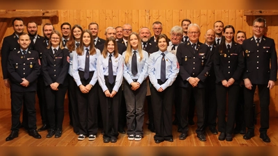 Feuerwehrführung Steiningloh mit den Ehrengästen und anwesenden geehrten Mitgliedern. (Bild: Anita Giehrl)