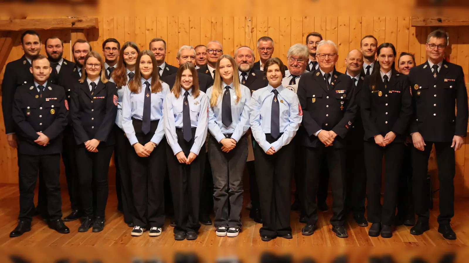 Feuerwehrführung Steiningloh mit den Ehrengästen und anwesenden geehrten Mitgliedern. (Bild: Anita Giehrl)