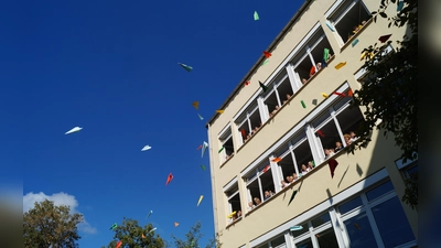Die neuen Schülerinnen und Schüler schicken ihre Wünsche für das Schuljahr in den Himmel. (Bild: Florian Dendorfer)