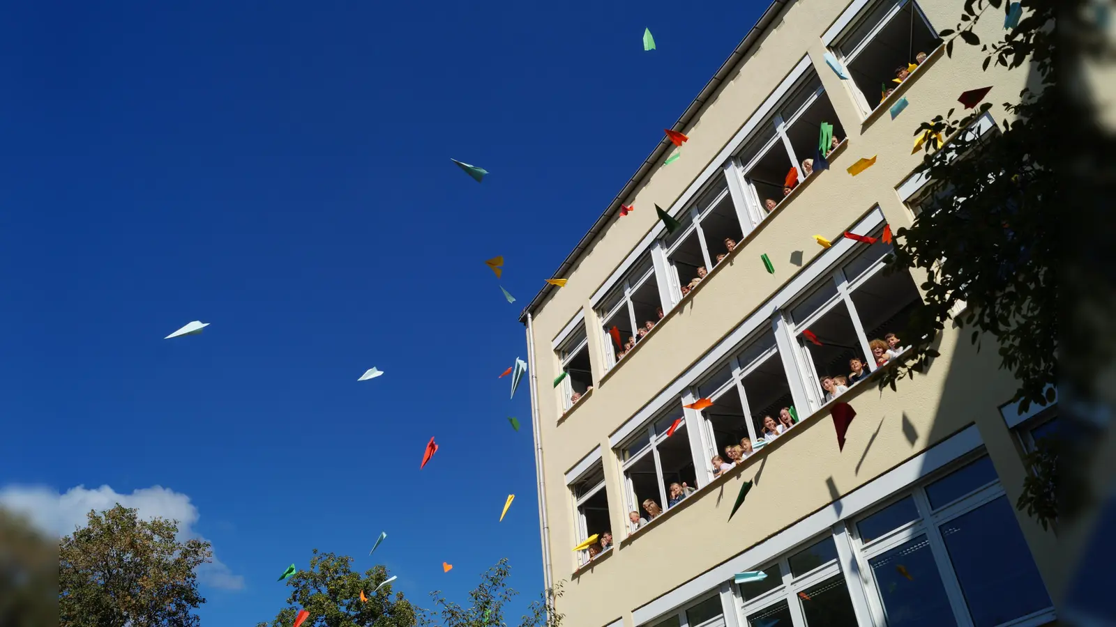 Die neuen Schülerinnen und Schüler schicken ihre Wünsche für das Schuljahr in den Himmel. (Bild: Florian Dendorfer)