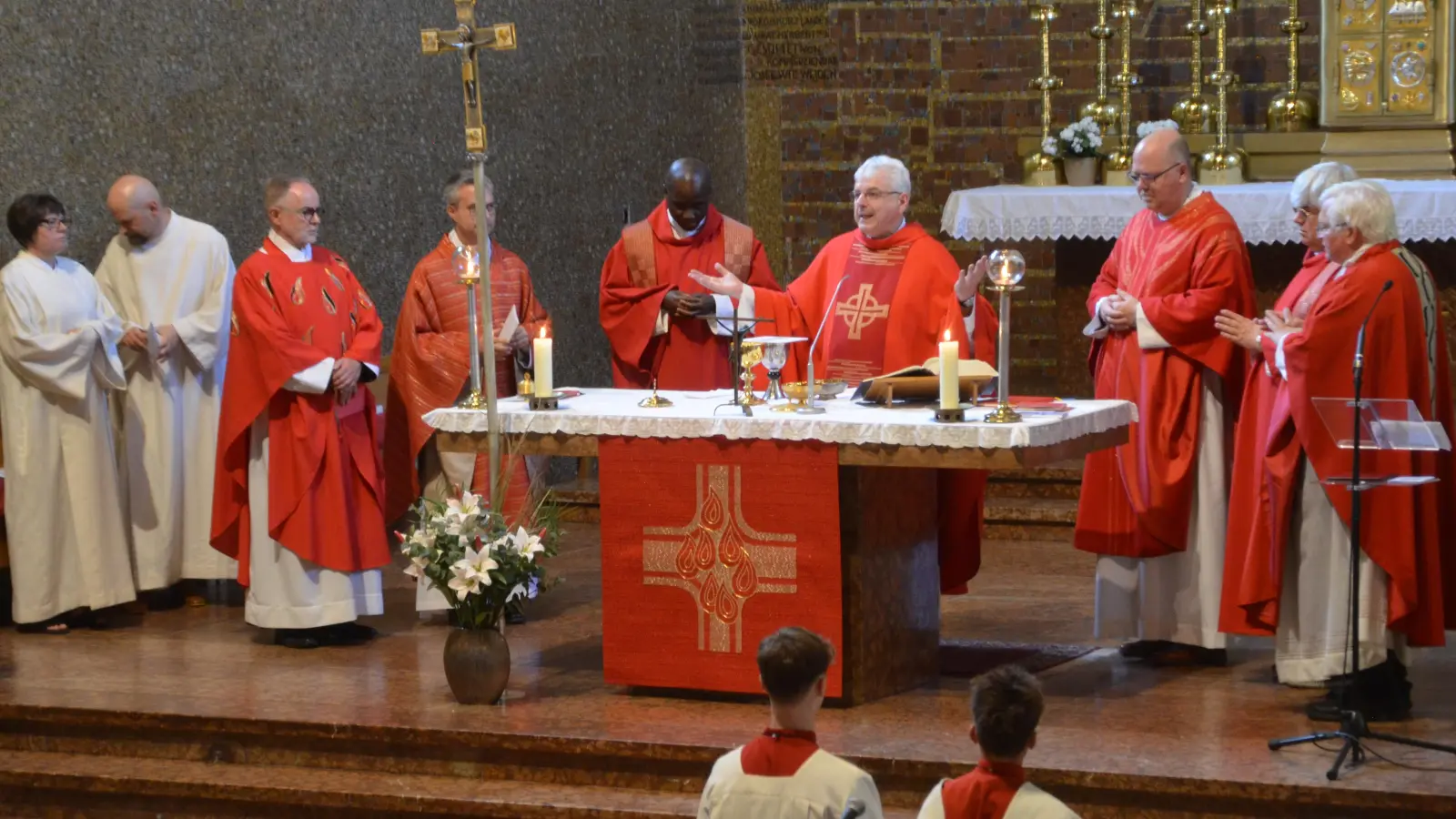Domkapitular Josef Kreiml firmte am Samstagvormittag 92 Jugendliche aus den Weidener Innenstadtpfarreien in der Herz-Jesu-Kirche.  (Bild: Helmut Kunz)
