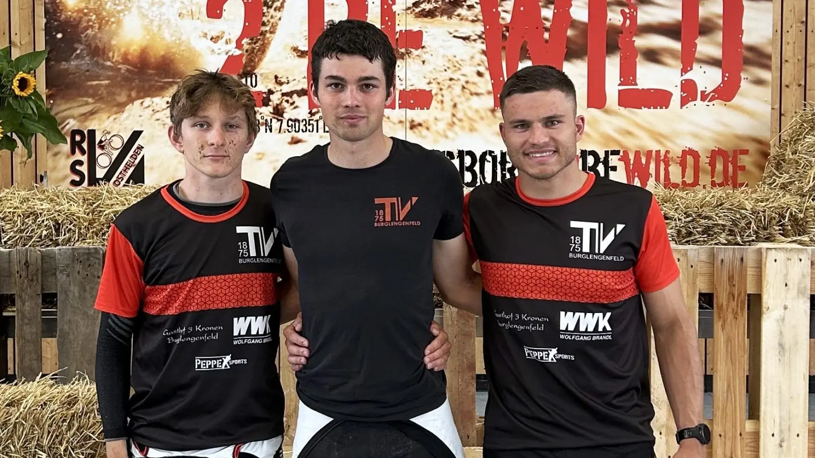 Zum Saisonende ließen es die Triathleten des TV Burglengenfeld bei den Deutschen Crossduathlon Meisterschaften mit einem kompletten Medaillensatz so richtig krachen. <br>v.l. Michi Schoyerer, Ludwig Sigl und Felix Wagner. (Bild: Franz Pretzl)