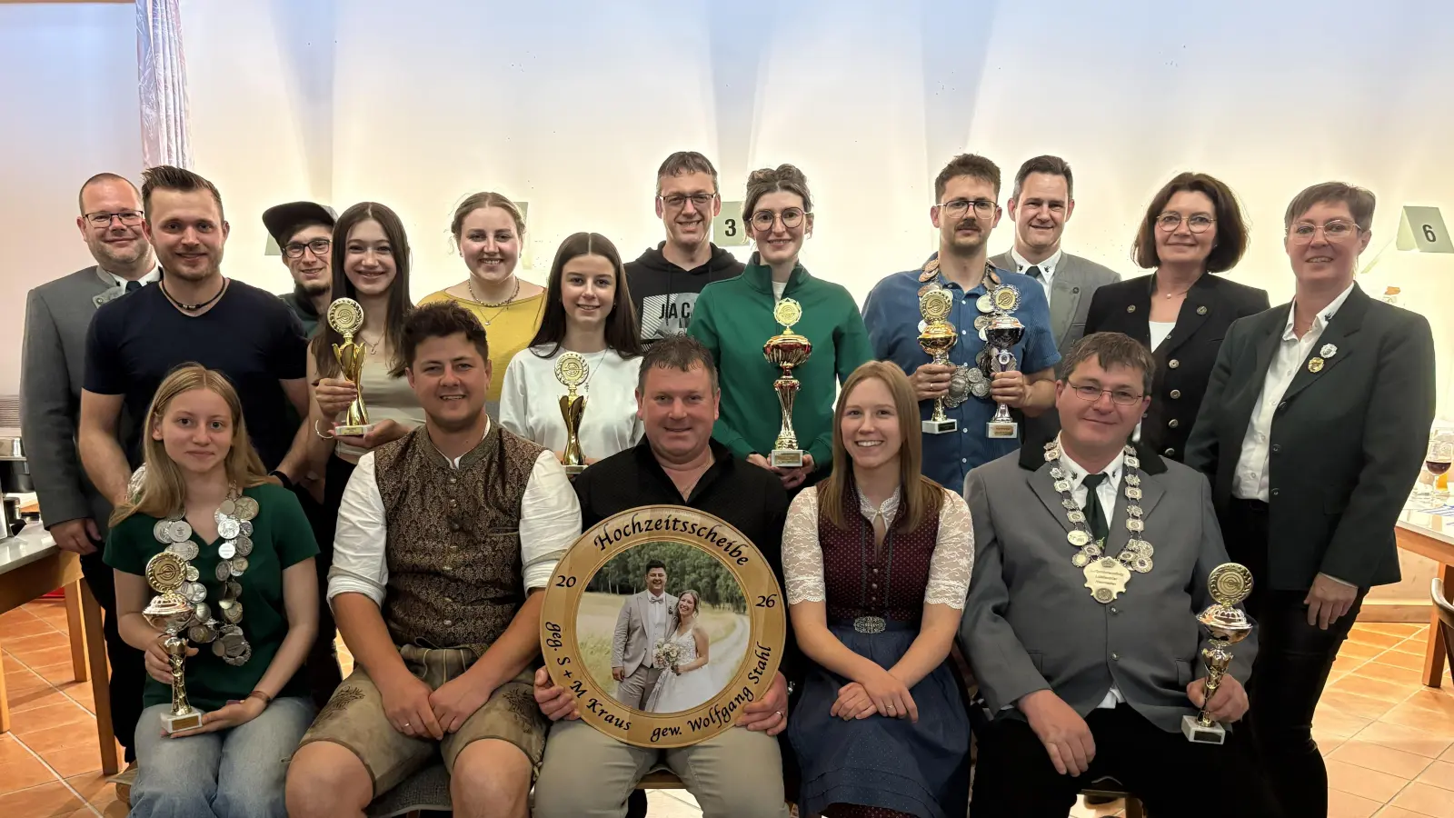 Der Schützenverein „Loisbachtel“ Heumaden ehrte seine Könige, Liesel, Pokalgewinner, Vereinsmeister und Sieger. Dazu gratulierte Schützenmeisterin Claudia Kraus (rechts), 2. Schützenmeister Stephan Wittmann (links). Auch Dritte Bürgermeisterin Ulrike Guttenberger (Zweite von rechts) gratulierte erstmals als Vertreterin Marktes Moosbach zu den tollen sportlichen Leistungen der Heumadener Schützen/innen. (Bild: Claudia Kraus)