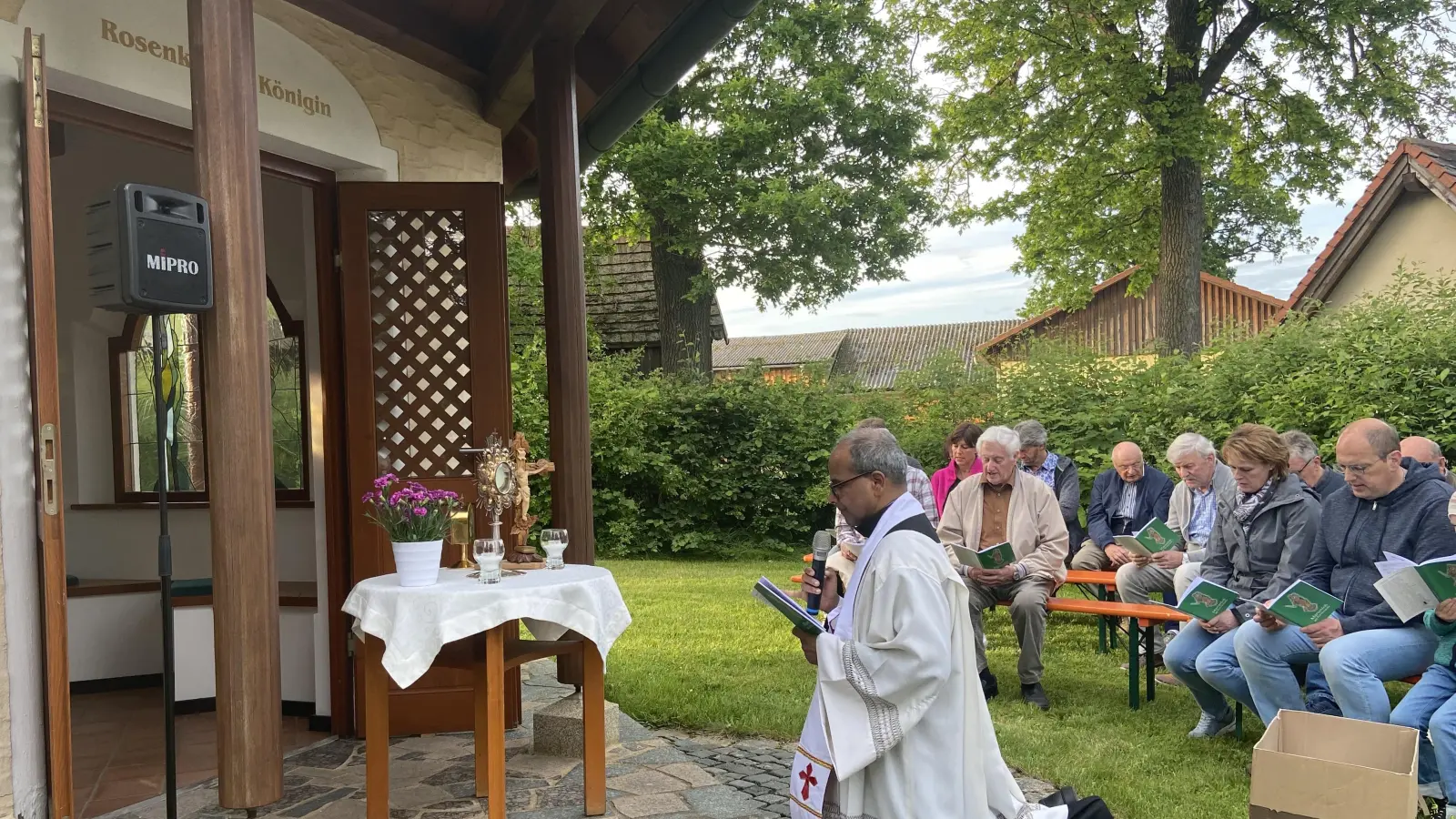 Pfarrer George Parankimalil zelebrierte die Andacht zum 25-jährigen Bestehen der Kapelle „Maria Rosenkranzkönigin” in Querenbach. (Bild: Markus Scharnagl/exb)