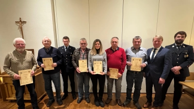 Die geehrten Mitglieder zusammen mit Vorstand, Kommandant und Bürgermeister Markus Schiesl. (Bild: Stefan Prey)