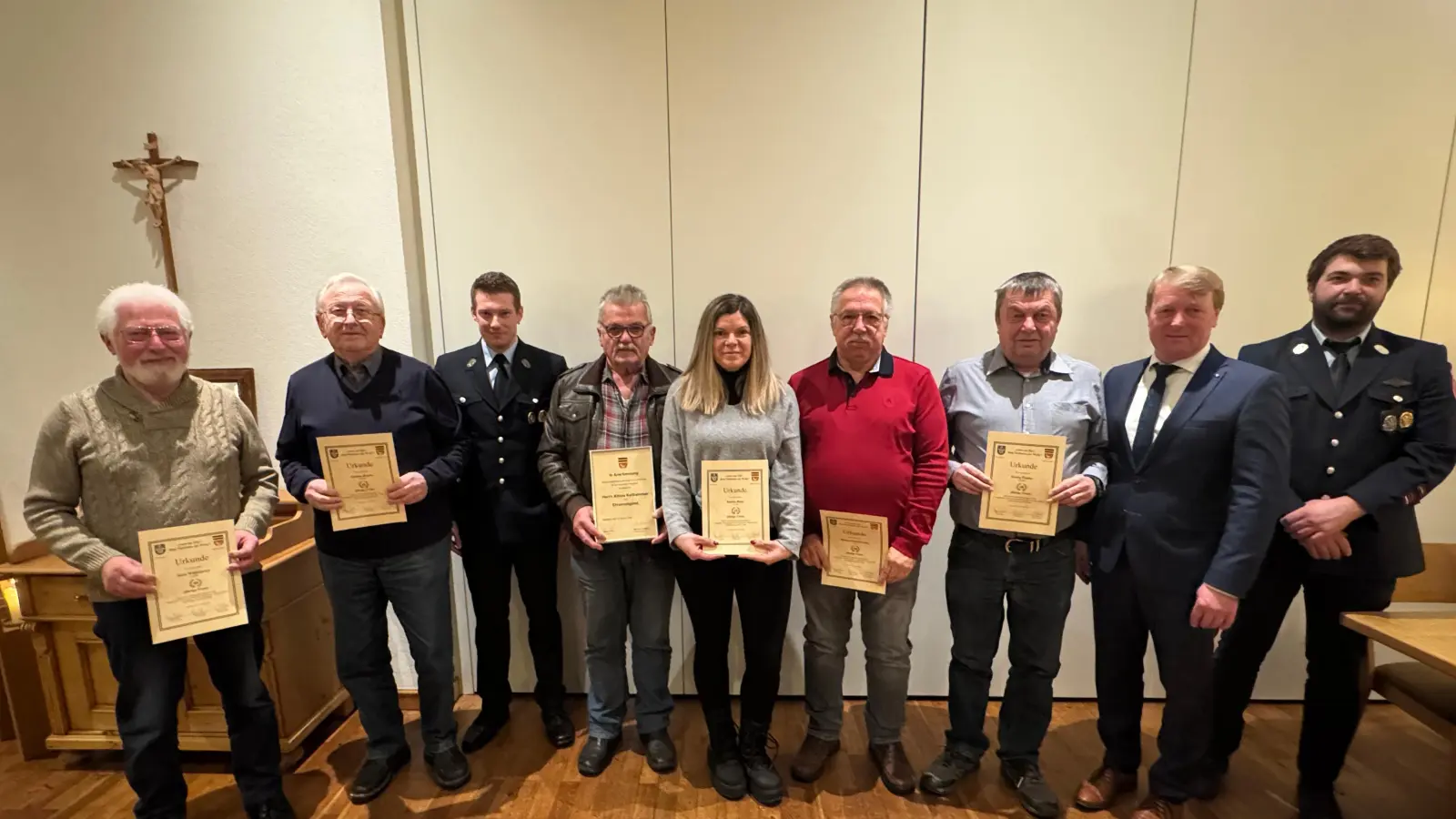 Die geehrten Mitglieder zusammen mit Vorstand, Kommandant und Bürgermeister Markus Schiesl. (Bild: Stefan Prey)